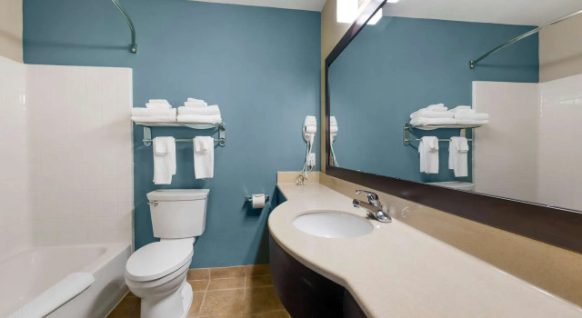 Четырёхместный номер Standard Sleep Inn & Suites Hays I-70