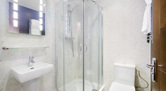 Трёхместный номер Standard Queens Park Hotel