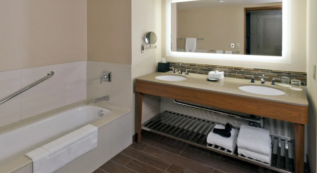 Четырёхместный номер Deluxe с балконом и с видом на поле для гольфа The Westin La Paloma Resort & Spa