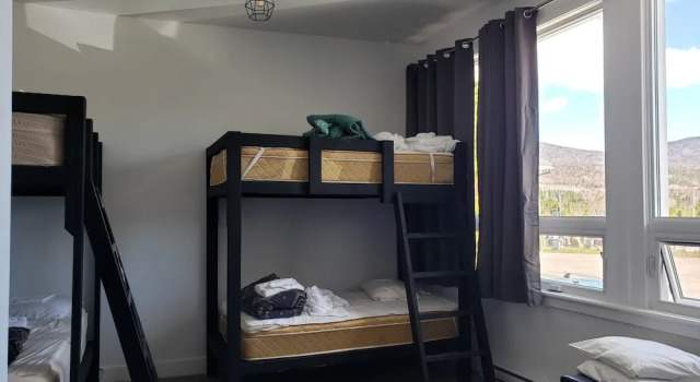 Кровать в общем номере Auberge La Petite École de Forillon