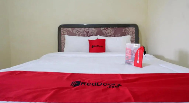 Люкс RedDoorz near Lippo Plaza Buton