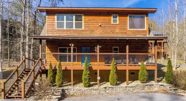 Коттедж 1 Mi to Parkway! Hot Tub Hideaway in Pigeon Forge