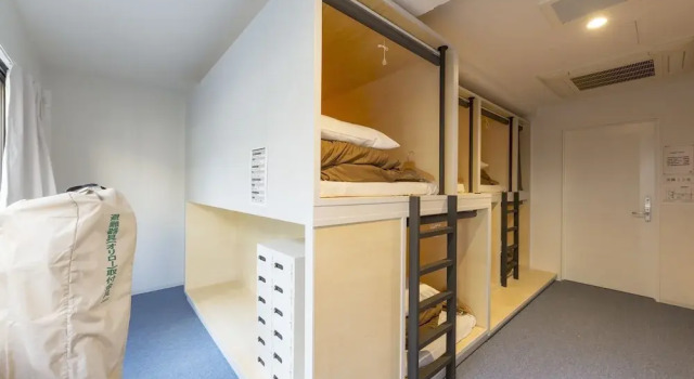 Кровать в общем номере (мужской номер) &And Hostel Kanda
