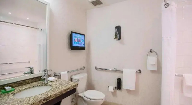 Номер Deluxe Renaissance Raleigh North Hills Hotel