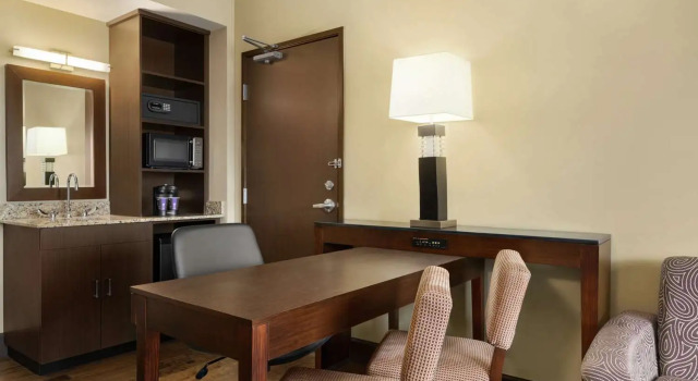 Четырёхместный номер Standard Embassy Suites by Hilton Salt Lake West Valley City