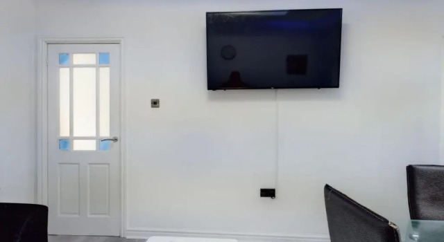 Stunning 4-bed House Fully Refurbished Modern, Забронировать Отель Сток-он-Трент Стаффордшир
