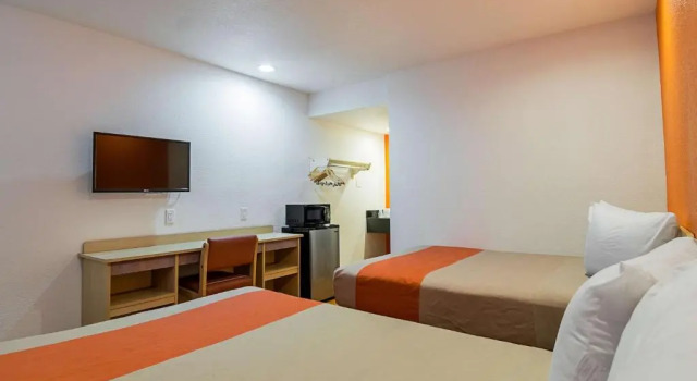 Четырёхместный номер Standard Motel 6 Lost Hills CA