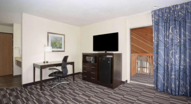 Люкс AmericInn by Wyndham Mount Pleasant