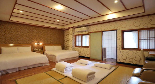 Кровать в общем номере Gorgeous Hot Spring Resort
