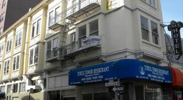 Кровать в общем номере Yale Hotel