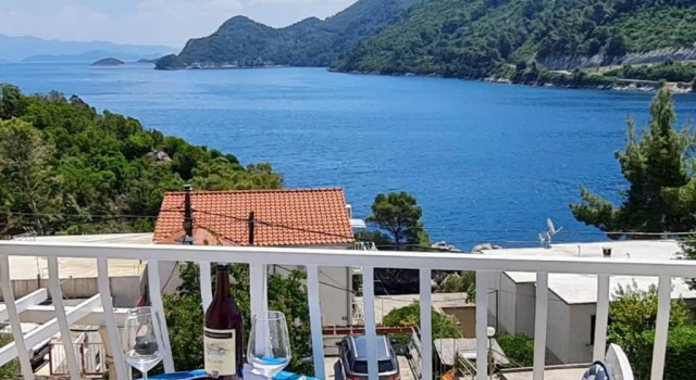 Апартаменты с 2 комнатами с балконом и с видом на море Apartments Maruška
