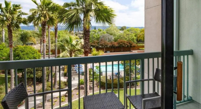 Двухместный номер Standard с балконом и с красивым видом из окна Courtyard by Marriott Oakland Airport
