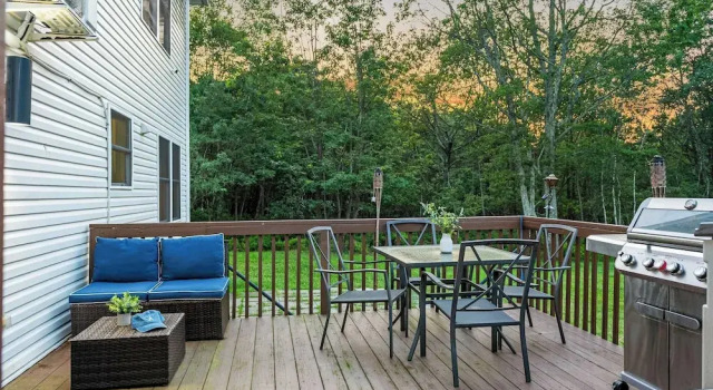 Коттедж Birch Hollow by Avantstay Cozy Poconos Home w/ Fireplace, Soaking Tub & Kids Play Area