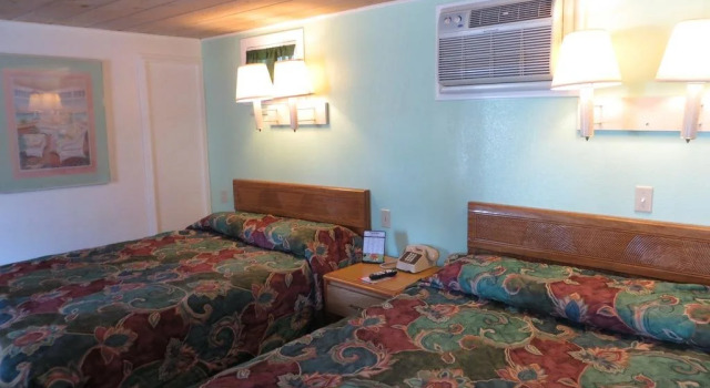 Restwood Motel, Book Motel Traverse City Michigan