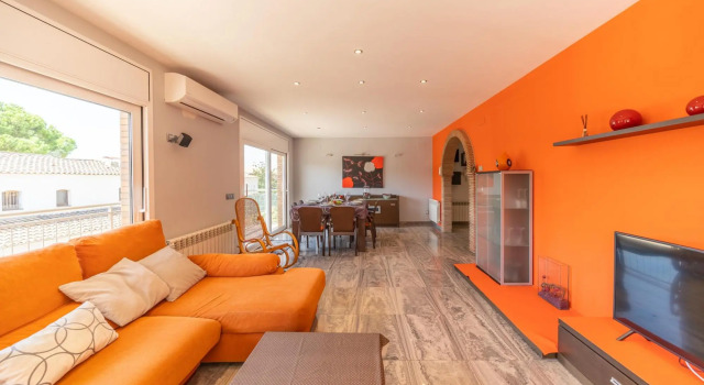 Eugenia in L'Escala with 4 bedrooms and 2 bathrooms
