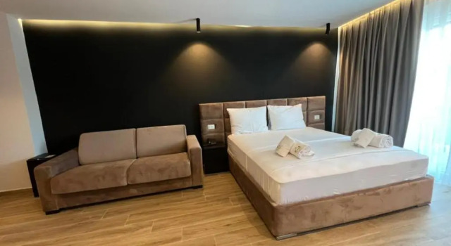 Четырёхместный номер Standard с балконом Leon Hotel