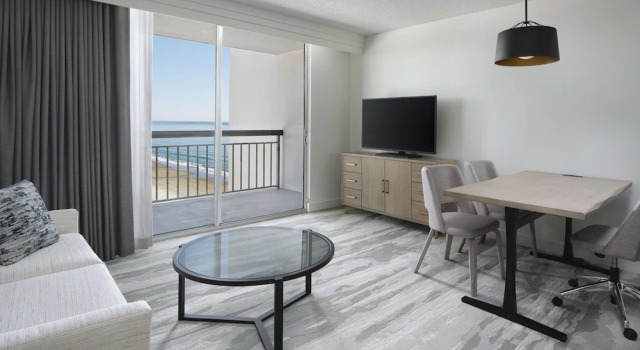 Четырёхместный люкс Premium с видом на океан Embassy Suites by Hilton Myrtle Beach Oceanfront Resort
