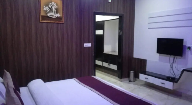 Hotel Dhanraj Palace