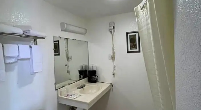 Номер Standard Budget Inn & Suites -Rates from 49 Dollars Only Super-Ice Cold,Comfortable Peaceful Rooms- Door-to-Door Lit Parking & Lowest Price plus HBO Max,Spanish TV, Internet free