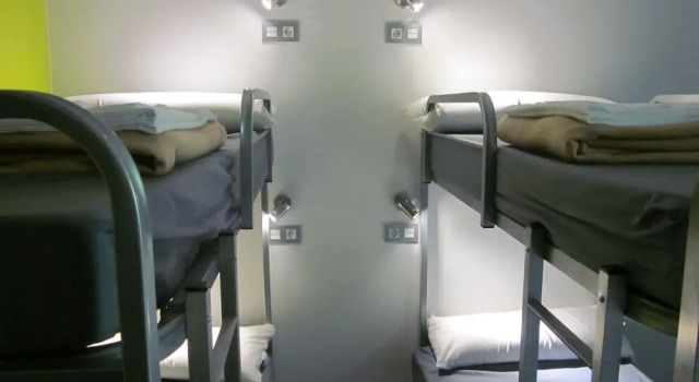 Кровать в общем номере с балконом UBA Hostel