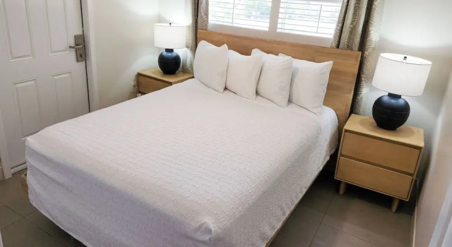 Люкс с 2 комнатами с видом на бассейн Marco Island Lakeside Inn