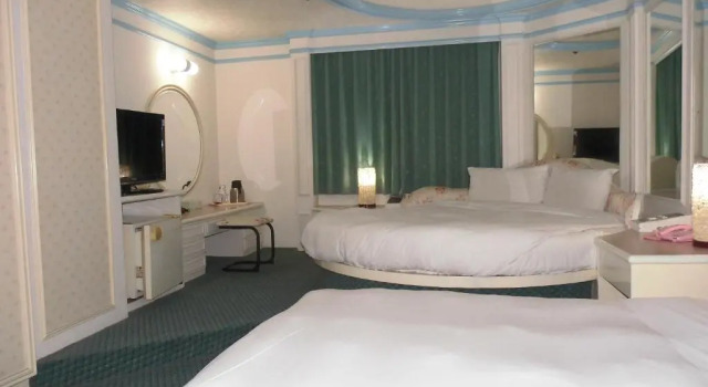 Четырёхместный номер Standard Modern Plaza Hotel