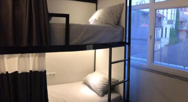 Кровать в общем номере (мужской номер) musk hostel