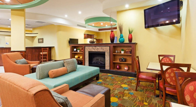 Holiday Inn Express & Suites Greensboro - I-40 atWendover by IHG, Забронировать Отель Гринсборо Северная Каролина