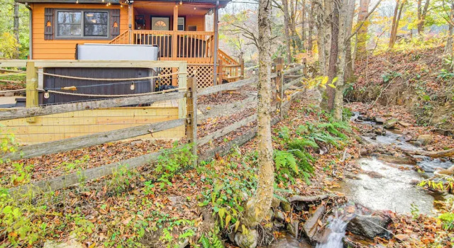 Hot Tub & Stone Fire Pit: Smoky Mountain Oasis!, Забронировать Дом для отпуска Отели Мегги-Вэлли с парковкой, рядом с Maggie Valley Festival Grounds, Парковка