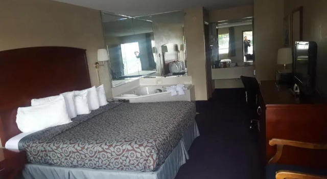 Люкс Deluxe Days Inn by Wyndham Branson/Near the Strip