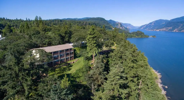 Четырёхместный номер Standard с балконом и с видом на реку Westcliff Lodge