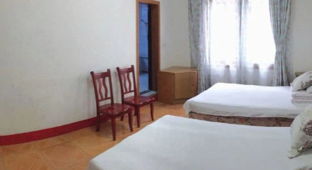 Jingshan Huaxing Hotel, Rezerwuj Hotel Hotele w Jingmen z parkingiem, Parking
