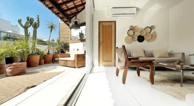 Кровать в общем номере Ipanema Penthouse