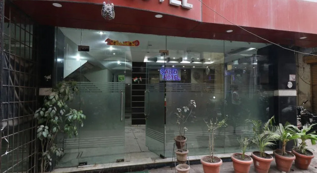 OYO 27823 Hotel Sahib, Забронировать Отель Отели Нью-Дели с парковкой, Парковка