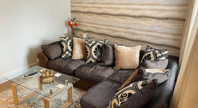Коттедж Impeccable 4-bed Home Away From Home in Swindon