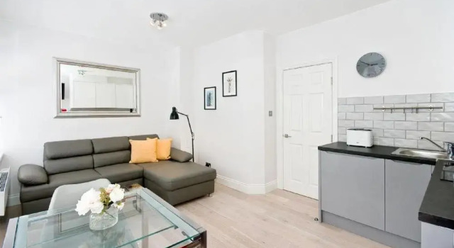 Коттедж F1 Greek Street by City Living London
