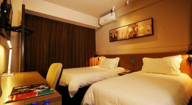 Семейный номер Standard Jinjiang Inn North Station Huigong Plaza Hotel