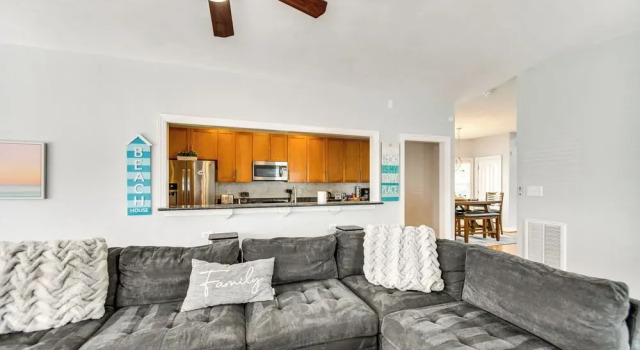 Inviting Norfolk Family Retreat: 1 Block to Beach!, Boek Hotel Norfolk Virginia