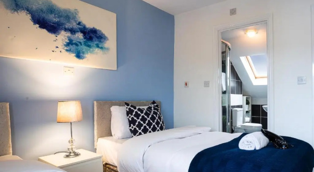 3 Bedroom 3 Bathroom House in Central Milton Keynes with Garden, Free Parking and Smart TV - Contractors, Relocation, Business Travellers, Забронировать Апартаменты/квартира Апартаменты Милтон-Кинс, рядом с Inspired Gourmet Cookery School, Апартаменты/квартира