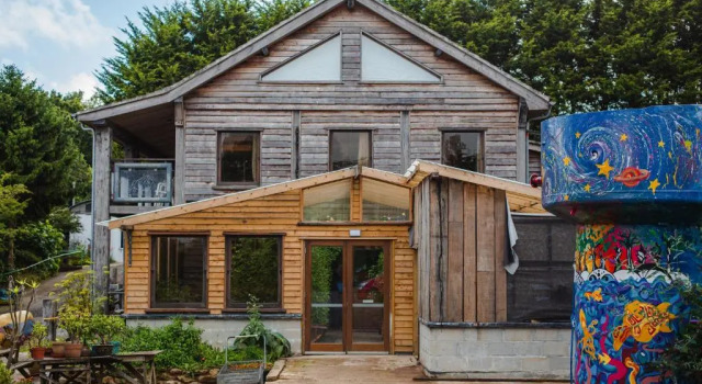 Кровать в общем номере Holifield Farm Hostel & Community Project