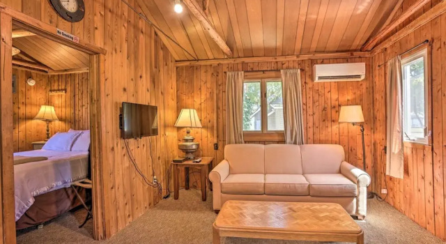 1/2 Mi to Dtwn! Suttons Bay Cottage w/ Fire Pit, Buchen Sie Ferienhaus Suttons Bay Michigan