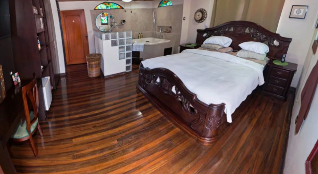 Dobson Manor, Boek Hotel Birri Heredia