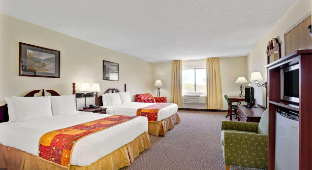 Четырёхместный люкс Baymont by Wyndham Tucson Airport