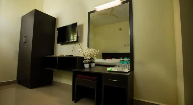 Srichand Business Class Rooms, Забронировать Отель Отели Тируваллур с завтраком, Завтраки