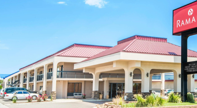 Кровать в общем номере Travelodge by Wyndham Pueblo