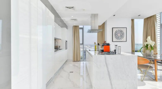 Luxe 3 BR Oceanfront Apt with maids room in the heart of Bluewaters Island, Забронировать Апартаменты/квартира Отели Эмирата Дубая с парковкой, рядом с Jumeirah Beach Residence Tram Station 2, Парковка