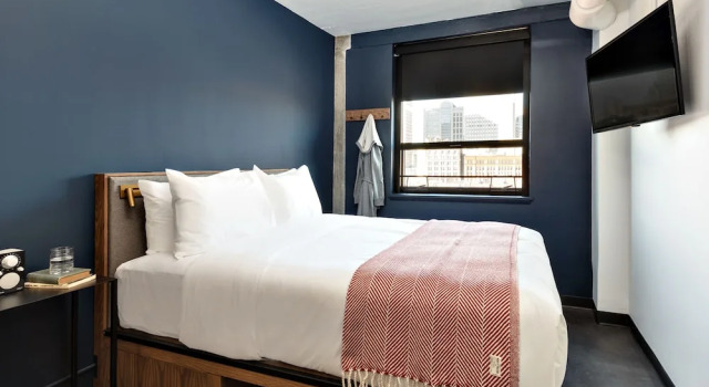 Двухместный номер Bath: Down the Hall The Revolution Hotel