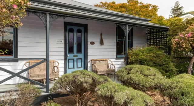 Iona Cottage - Akaroa Holiday Home