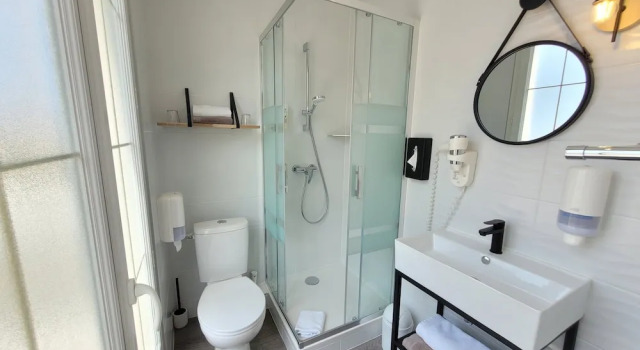 Двухместный номер Standard с балконом Hôtel de charme & SPA Villa Cosare sur la promenade bord de plage 20m de la mer