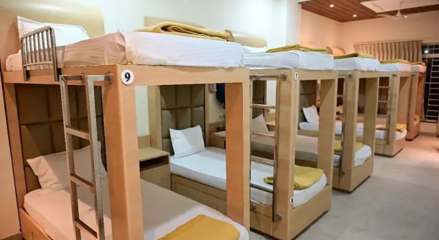 Кровать в общем номере Hotel Unnati Stay Inn Vijayapura By HRG